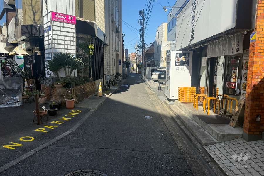 敷地西側の前面道路