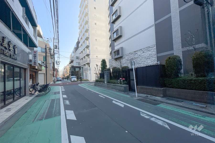 敷地東側の前面道路（北側から）