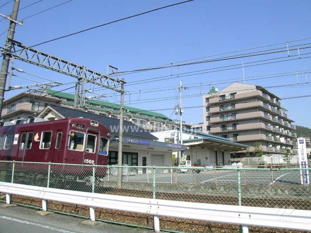 敷地の西側には能勢電鉄が走っています