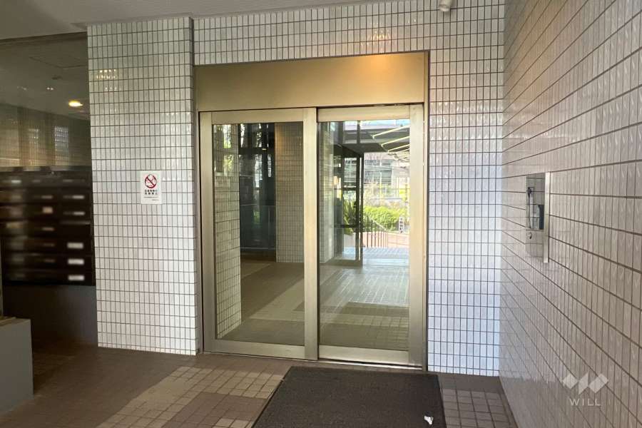 エントランスはオートロック付きです。