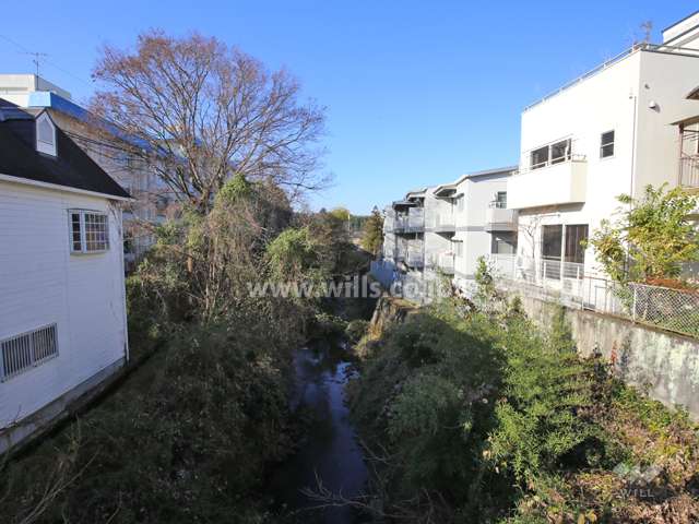 敷地南側を流れる初谷川