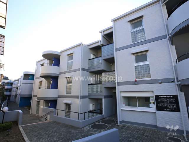 コンドミニアム山下駅前の外観（北西側から）