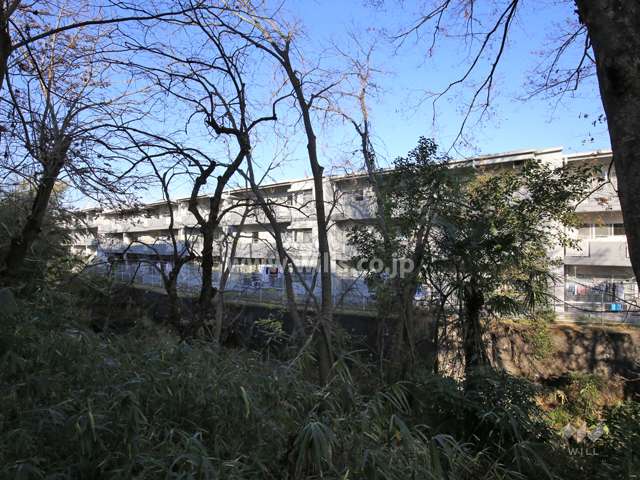 コンドミニアム山下駅前の外観（南東側から）