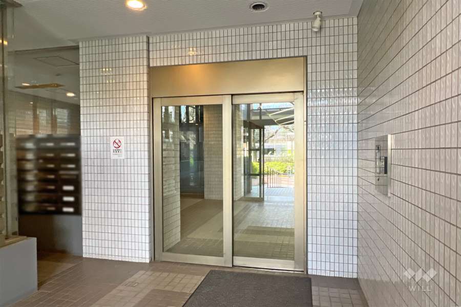 エントランスはオートロック付きです。
