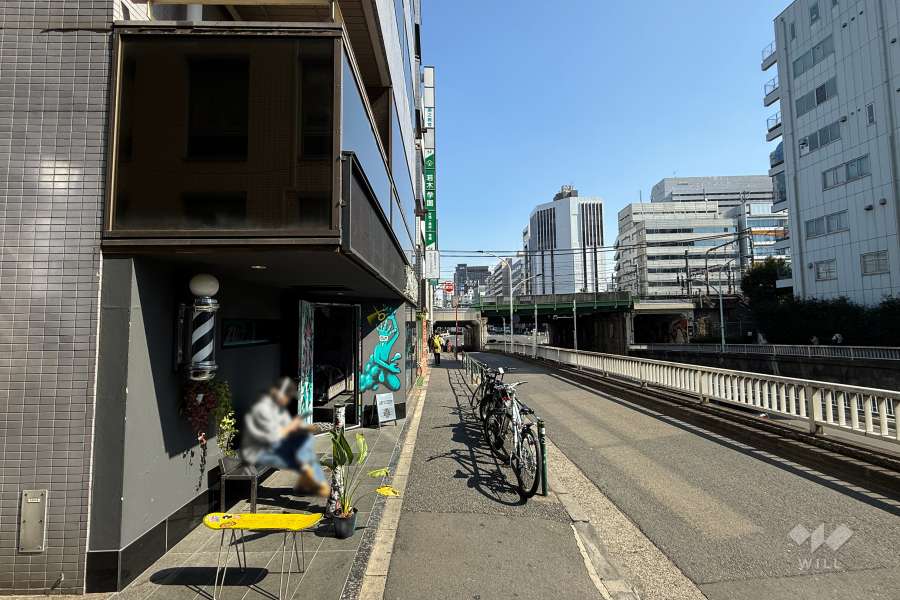 敷地南側の前面道路（西側から）