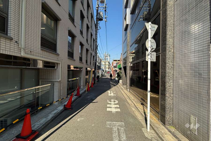 敷地西側の前面道路（南側から）