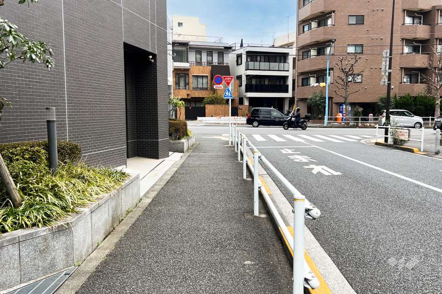 敷地東側の前面道路