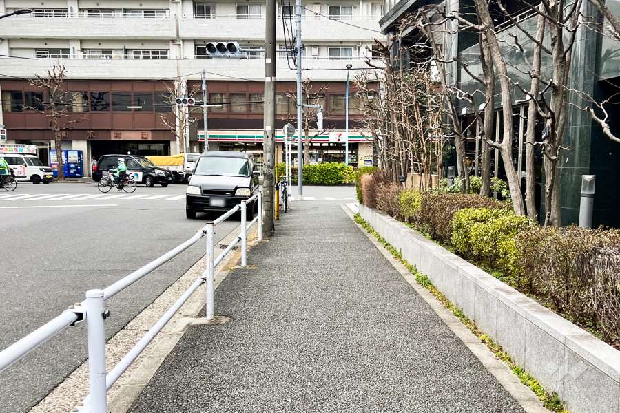 敷地西側の前面道路