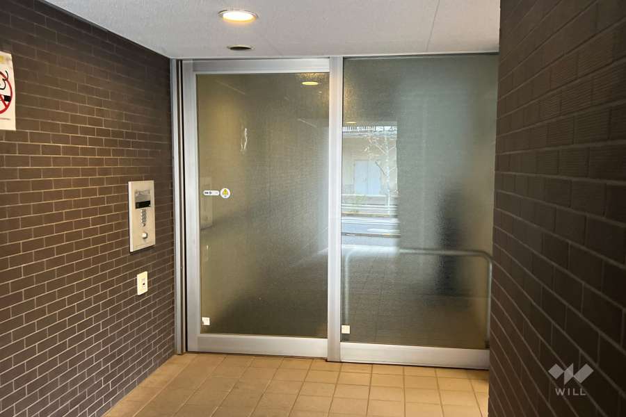 エントランスはオートロック付きです。