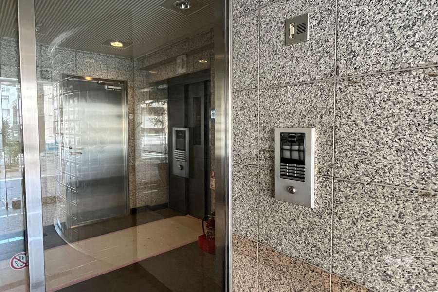 エントランスはオートロック付きです。