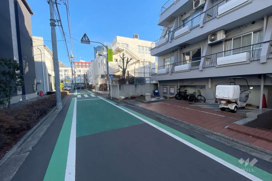 敷地西側の前面道路