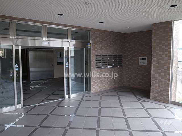 エントランスはオートロック付きです。