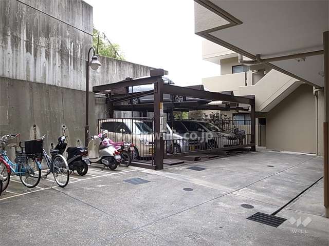 駐車場の横には駐輪場があります。