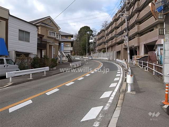 敷地の南側の前面道路。坂になっています。