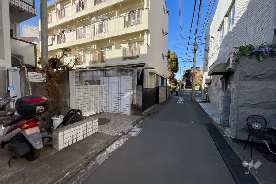 敷地東側の前面道路（南側から）