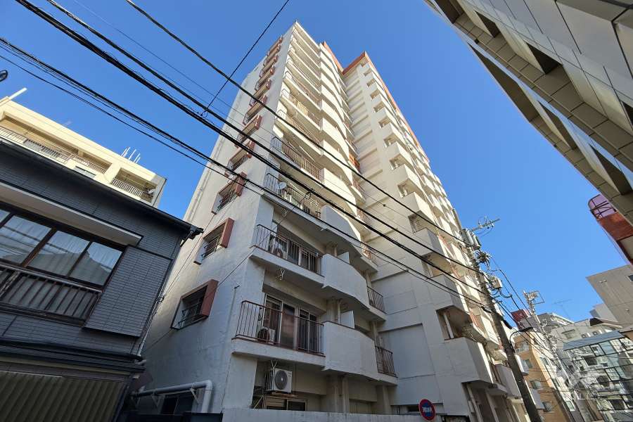 四谷コーエイマンションの外観（南西側から）