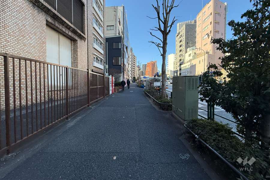 敷地の北側前面道路（東側から）