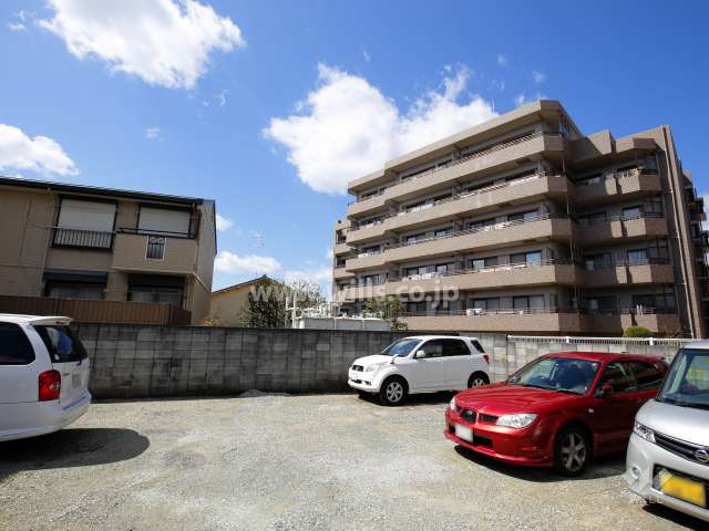 敷地の南側は一戸建て街になっています。