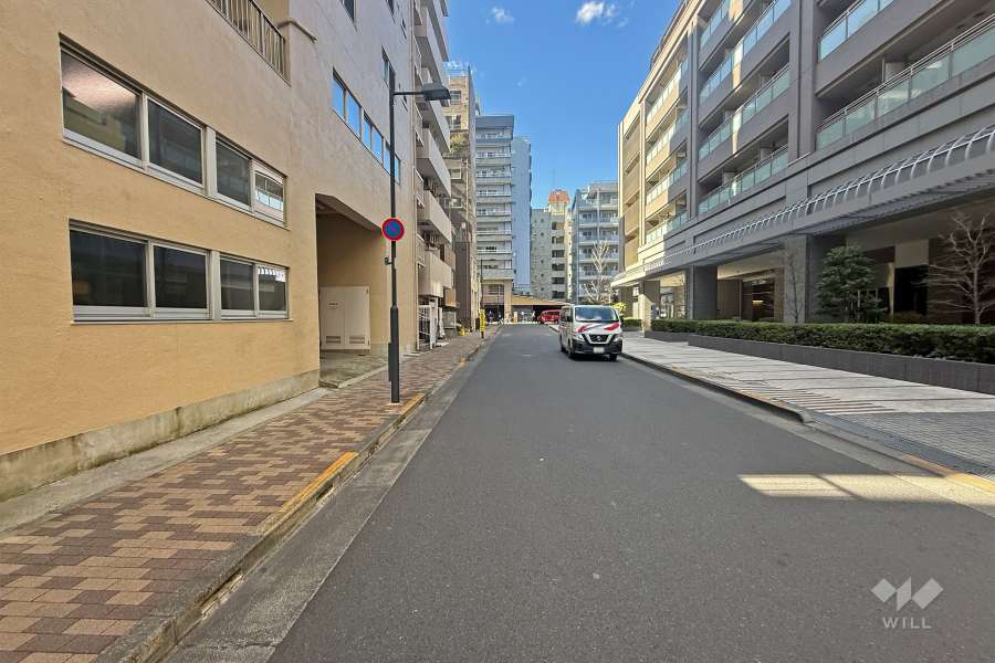 敷地北側の前面道路（東側から）