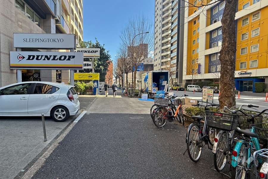 敷地南側の前面道路（西側から）