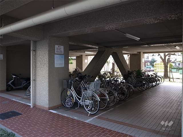 1号棟のピロティ部分にある駐輪場