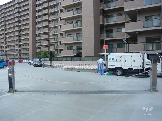 駐車場出入り口はロボットゲート付きです。