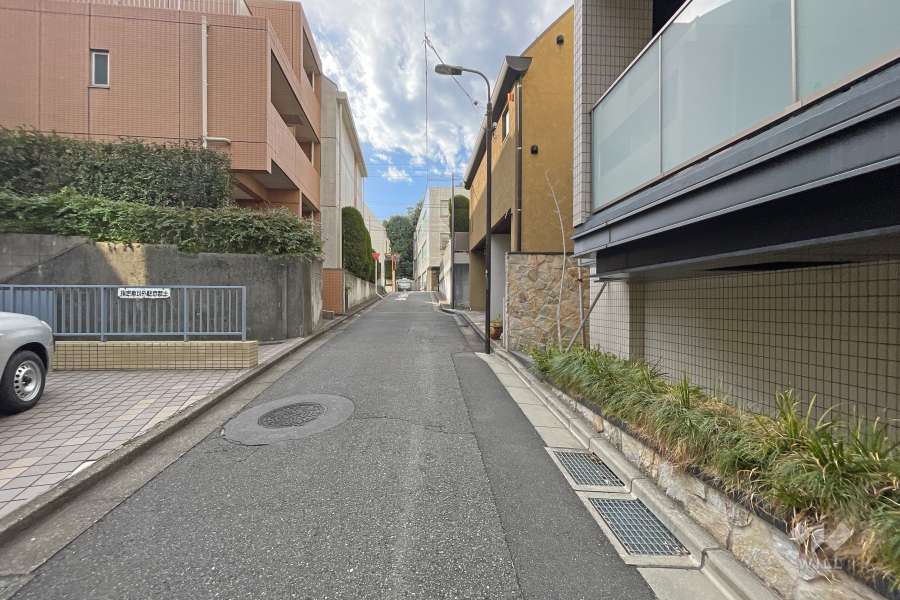 敷地南側の前面道路（東側から）