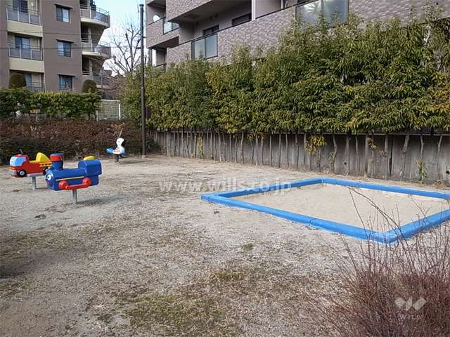 敷地の南側には隣接して小さな公園があります。