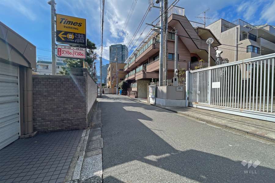 敷地の北側前面道路（東側から）