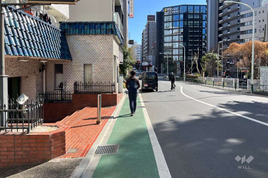 敷地の南西側前面道路（北西側から）
