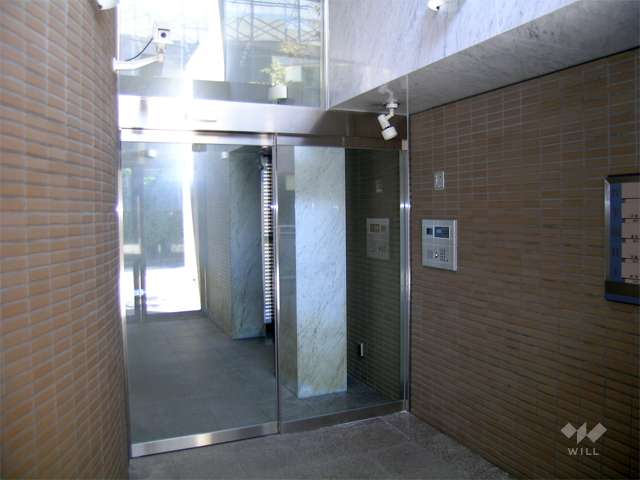 エントランスはオートロック付きです。