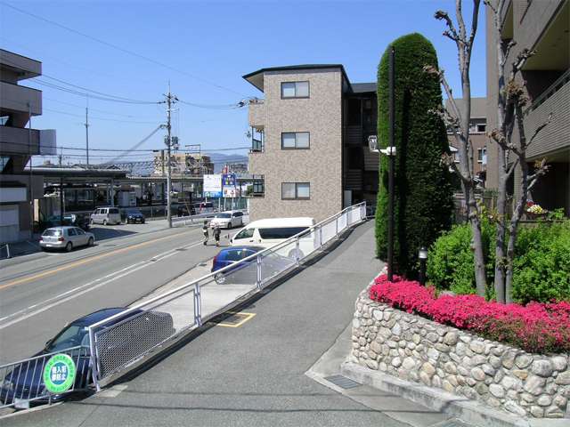 敷地の南側には国道176号線が走っています。また国道を挟んで、JR川西池田駅があります。