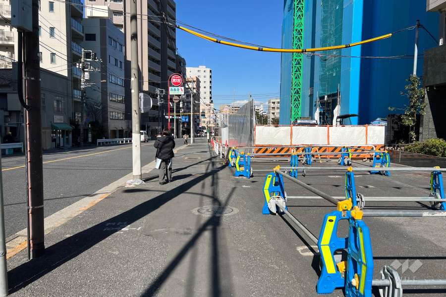 敷地の西側前面道路（南側から）