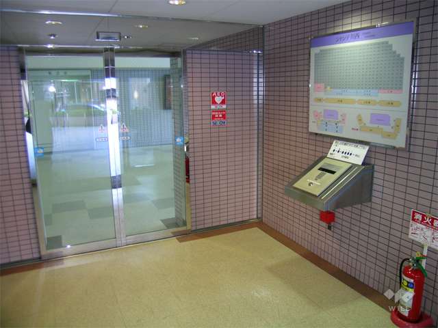 エントランスはオートロック付きです。