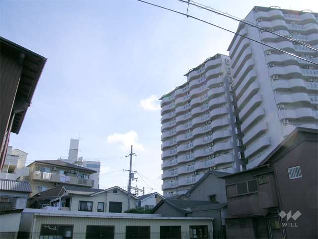 シャンテ川西1号棟の外観（西向きの棟）