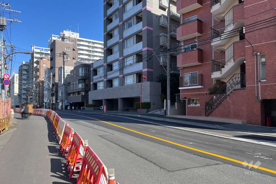 敷地西側の前面道路