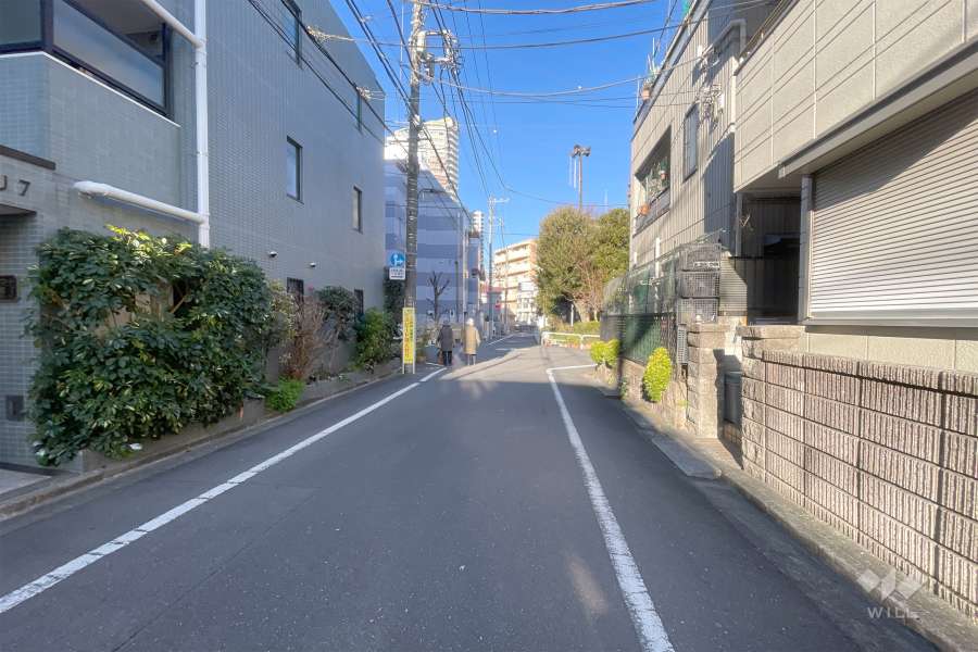 敷地北側の前面道路（東側から）