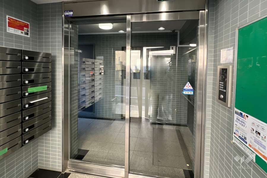 エントランスはオートロック付きです。