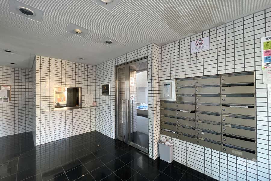 エントランスはオートロック付きです。