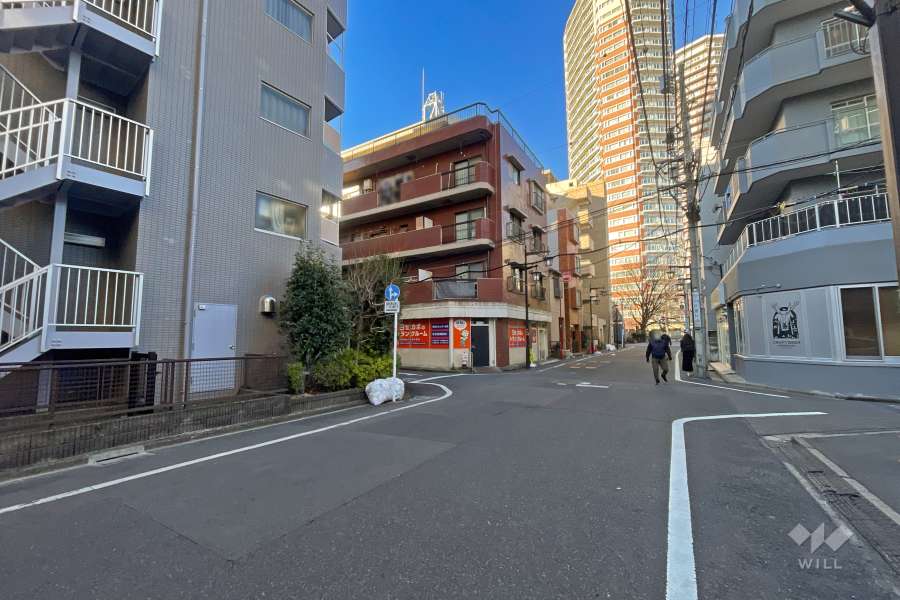 敷地北側の前面道路（東側から）