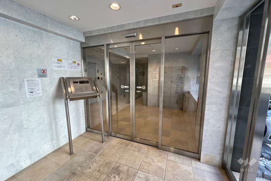 エントランスはオートロック付きです。