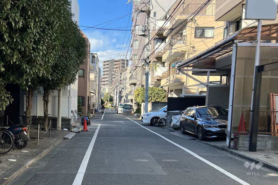 敷地の北側前面道路（東側から）