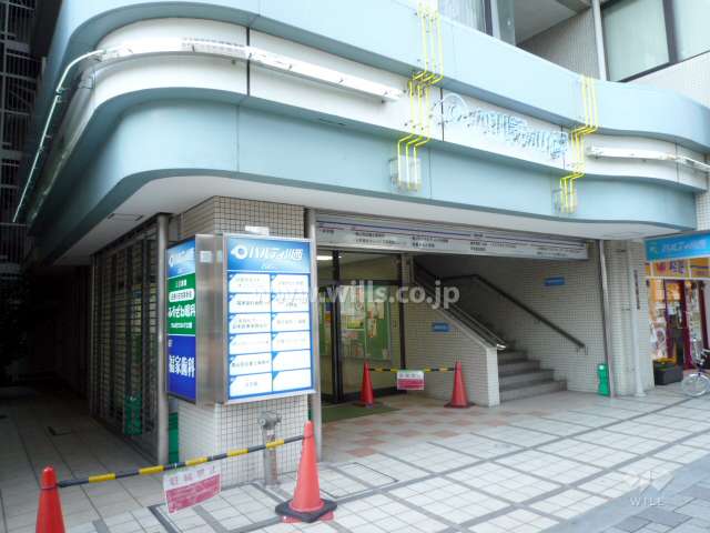 低層階には各種店舗が入っています。