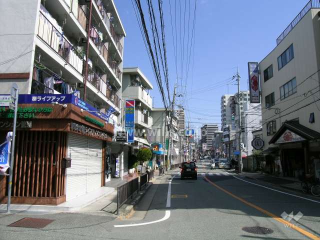 南側は二車線のバス通りです。