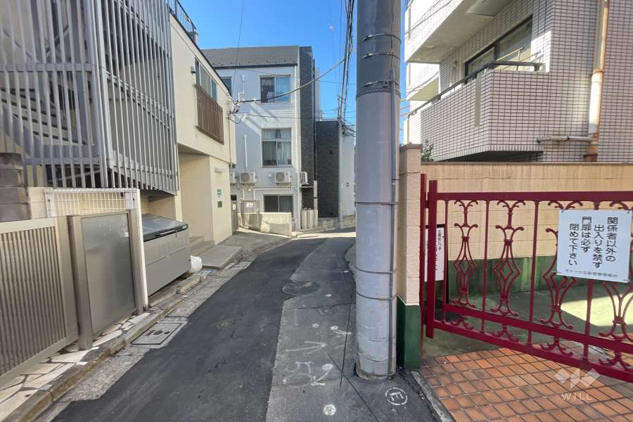 敷地の南側前面道路（東側から）