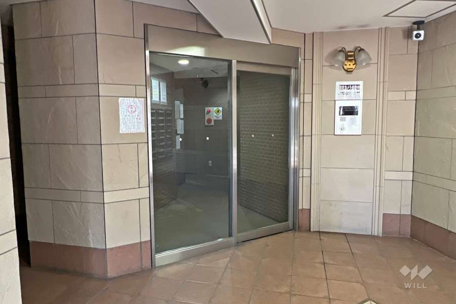 エントランスはオートロック付きです。