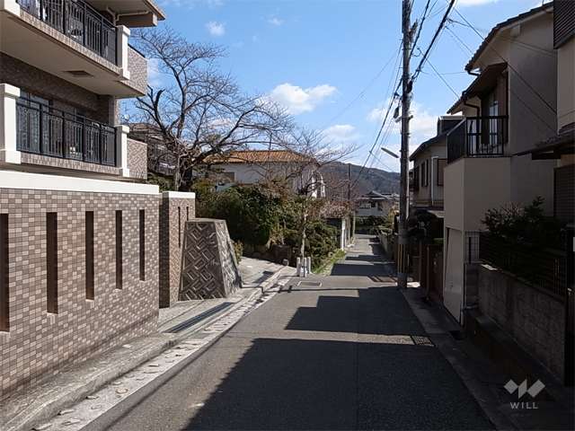 敷地南側の前面道路。周辺は一戸建てが中心に立ち並ぶ高台の閑静な住宅地です。