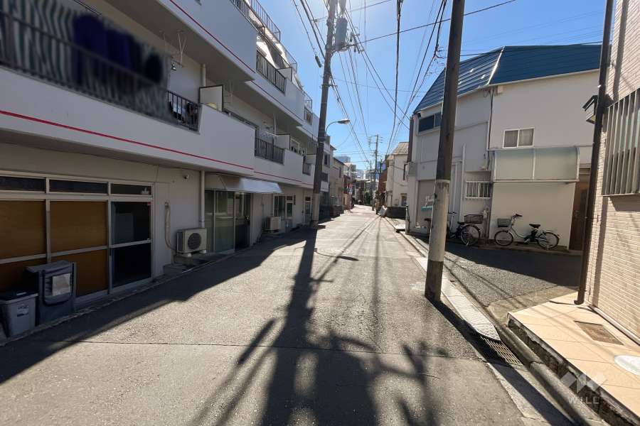 敷地西側の前面道路（北側から）