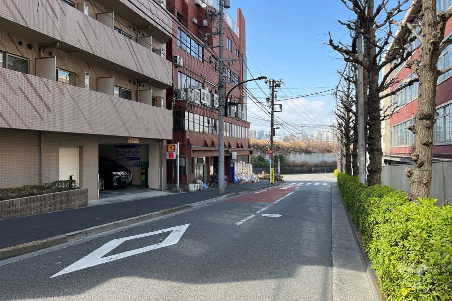 敷地の北側前面道路（東側から）