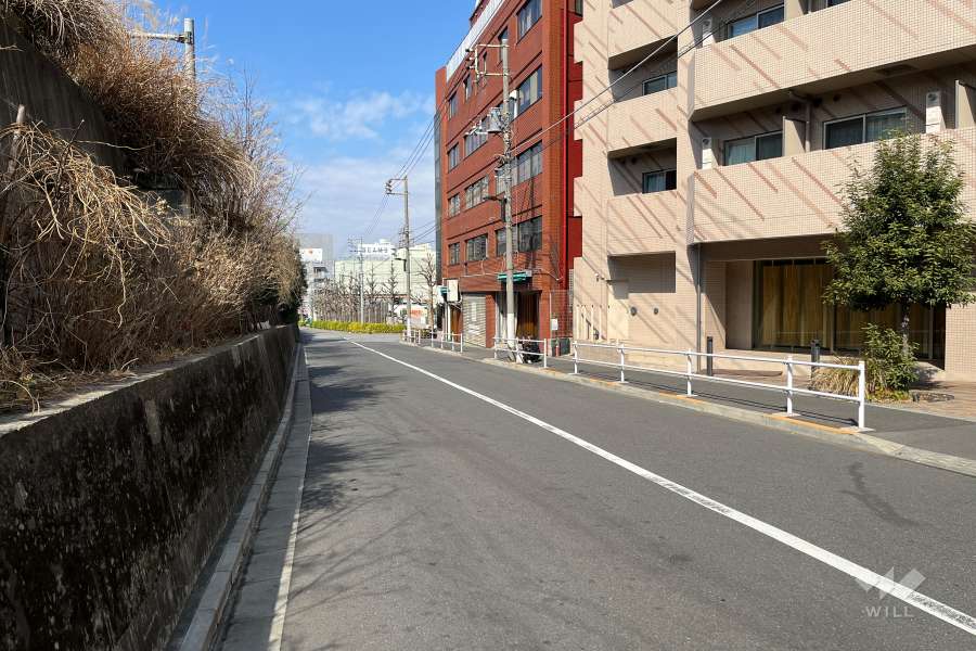 敷地の南側前面道路（東側から）